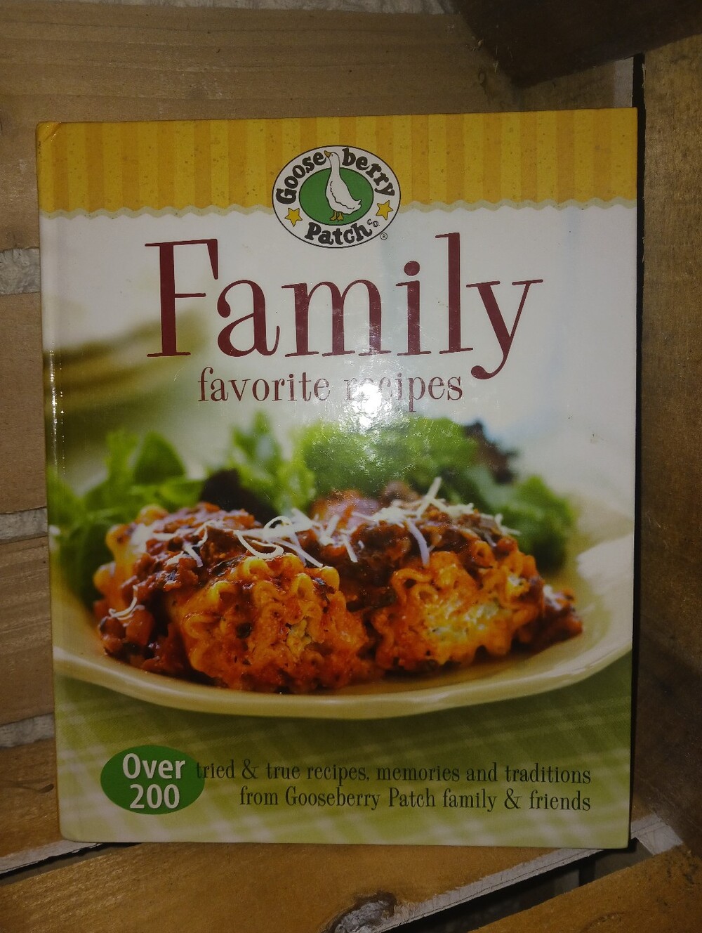 Gooseberry Patch Family Favorite Recipes Cookbook - Green/Yellow Cover